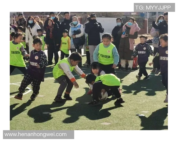 广州富力青少年队与香港青少年队激情对决展现足球新星风采